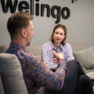 Två personer samtalar. De sitter i en varsin fåtölj snett vridna mot varandra, vilket är bra när man ska ge negativ feedback.